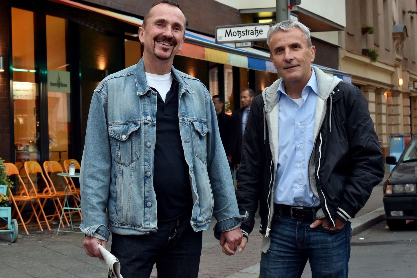 Karl Kreile (l) und Bodo Mende spazieren im September 2017 durch Berlin. Das Paar ist seit 1979 zusammen und gehörte zu den ersten, die ihre eingetragene Lebenspartnerschaft in eine Ehe umw...