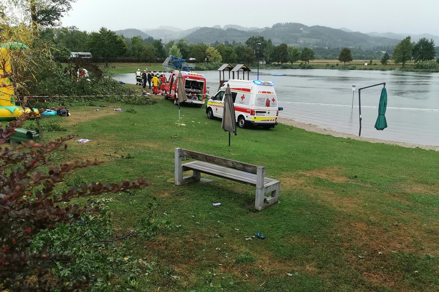 Rettungsfahrzeuge an der einer Unfallstelle am St. Andräer See.