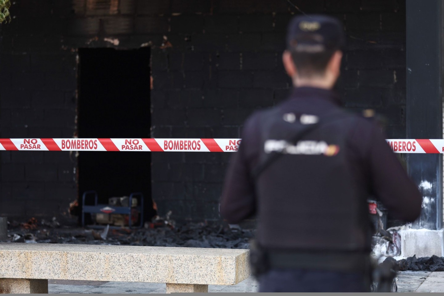 Ein Polizist am Unglücksort: Bei einer Explosion und einem anschließenden Brand in einem Wohnhaus in Spanien ist ein Fünfjähriger ums Leben gekommen.