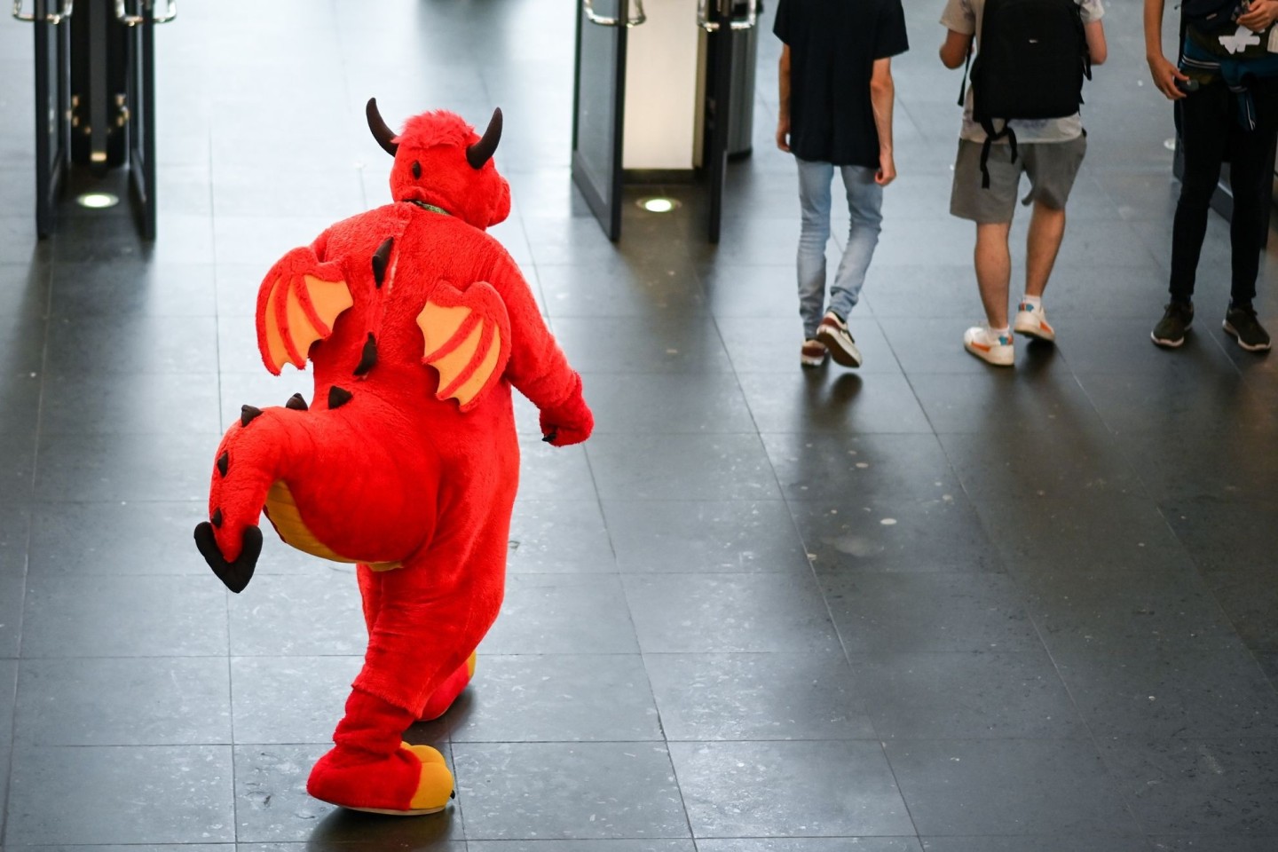 Sparky, ein in einem Drachenkostüm gekleideter Teilnehmer der Eurofurence in Berlin.