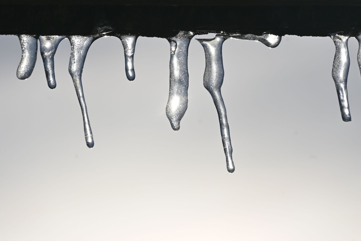 Eiszapfen hängen an einem Vordach auf dem Herzogstand.