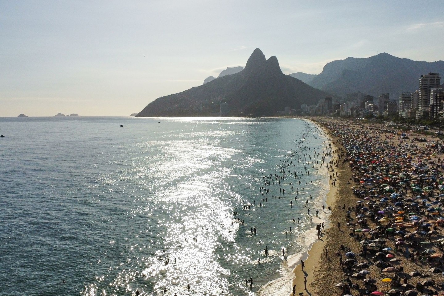 Zahlreiche Menschen genießen einen Tag am Ipanema-Strand bei hohen Temperaturen.