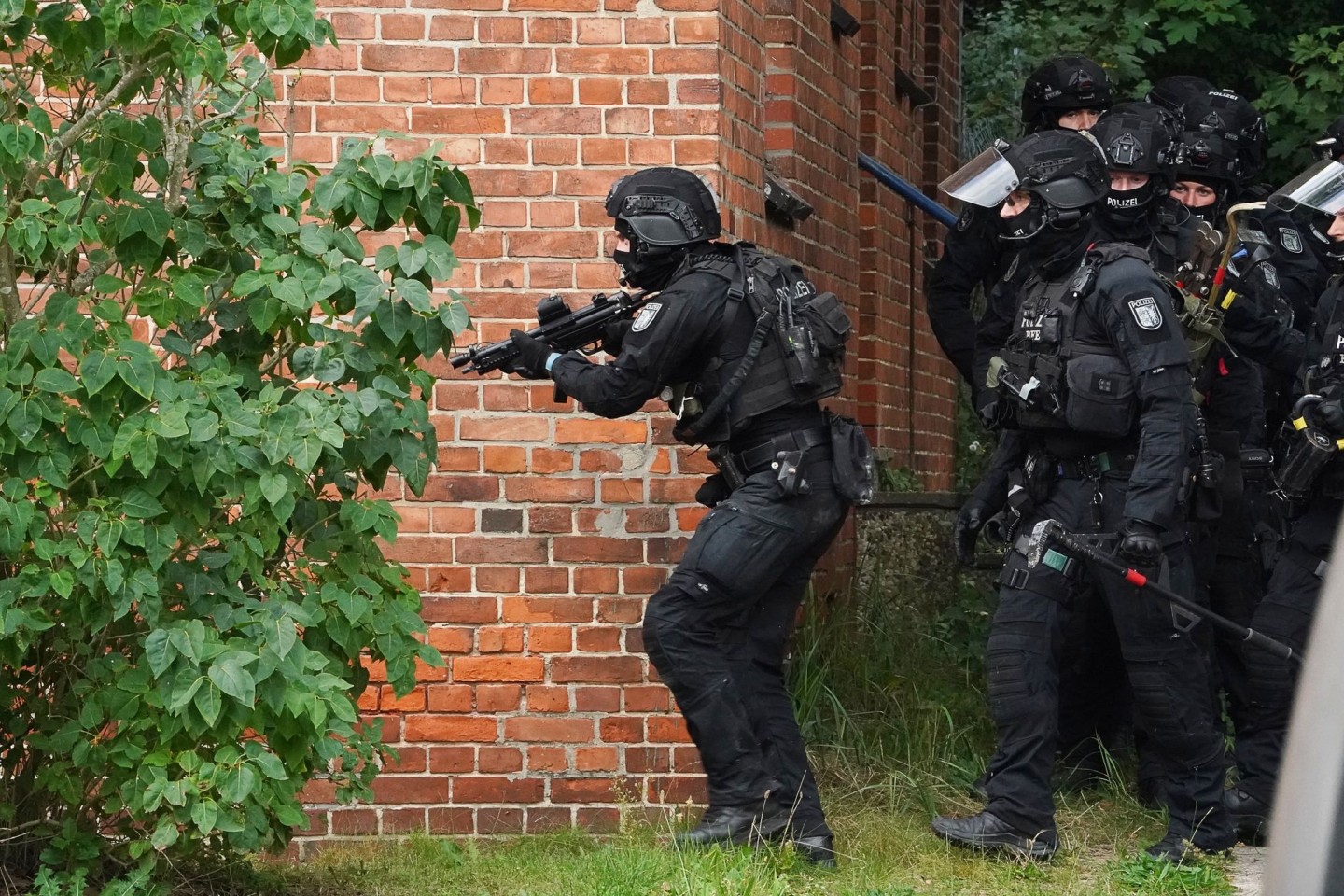 Eine Sondereinheit der Polizei durchsucht am 12. September das Gelände des ehemaligen Marinefliegergeschwaders 5 in Kiel-Holtenau. Am Abend befreiten die Beamten die Geisel aus einem Hangar...