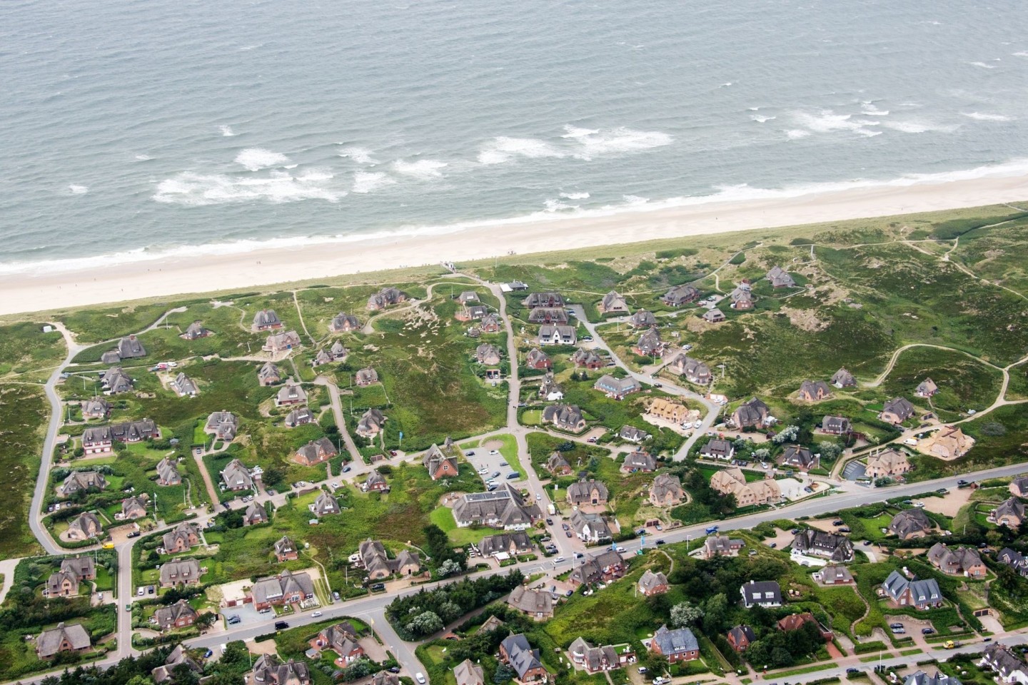 Einem Gutachten zufolge gibt es zu viele Ferienwohnungen auf Sylt - und zu wenig bezahlbaren Dauerwohnraum.