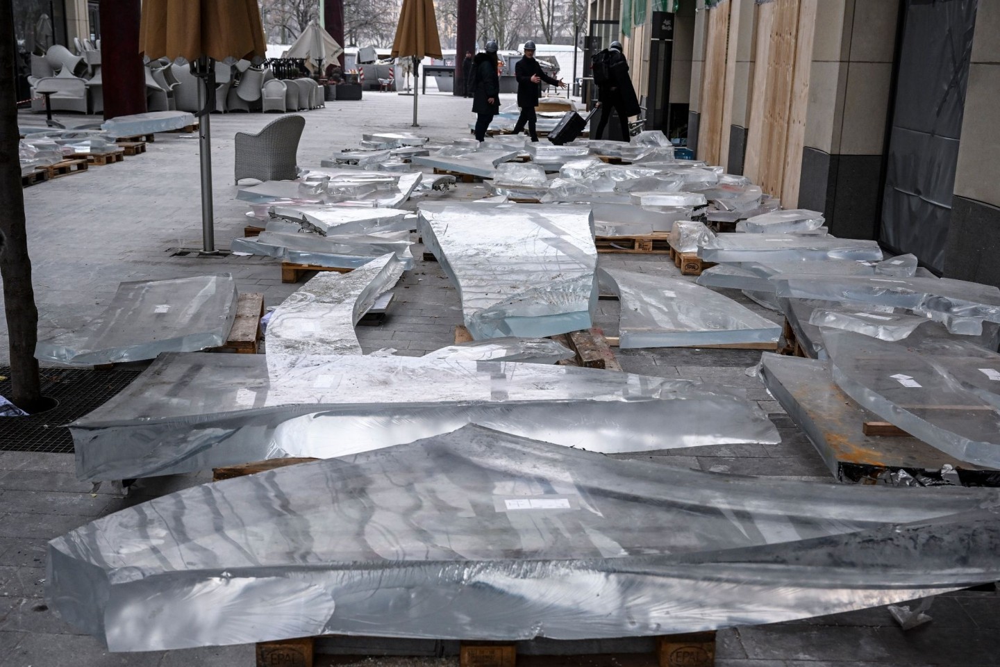 Reste der Acrylverkleidung des zerstörten Zylinders des Aquadoms liegen fünf Wochen nach dem Vorfall in der Hotellobby des CityQuartier DomAquaree.