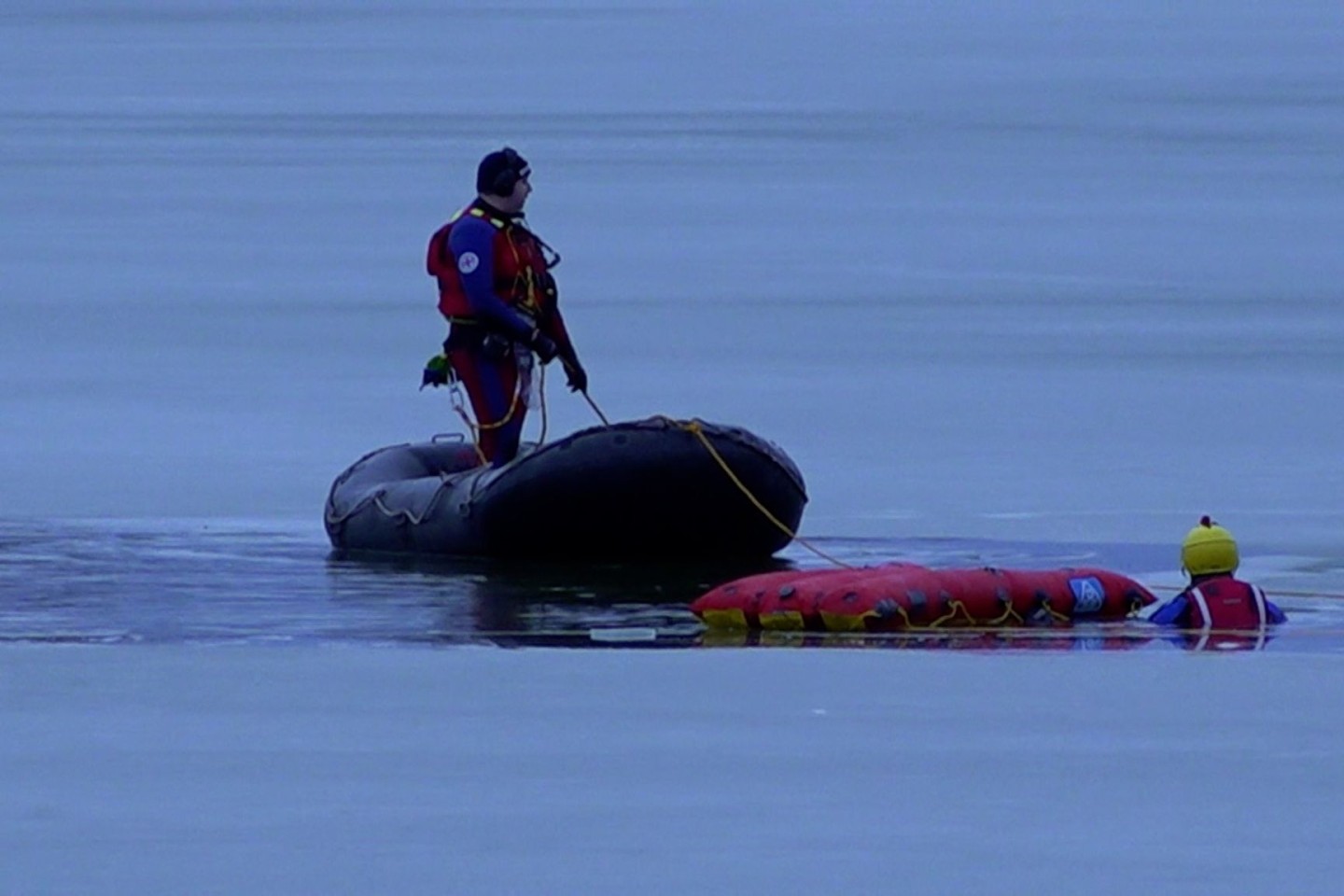 Taucher in einem Stausee in Südthüringen im Einsatz. Ein Geschwisterpaar ist auf dem zugefrorenen Stausee wahrscheinlich eingebrochen und dabei ums Leben gekommen.