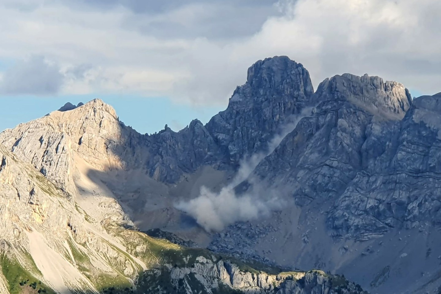 Ein großer Felssturz am Berg Marmolata.