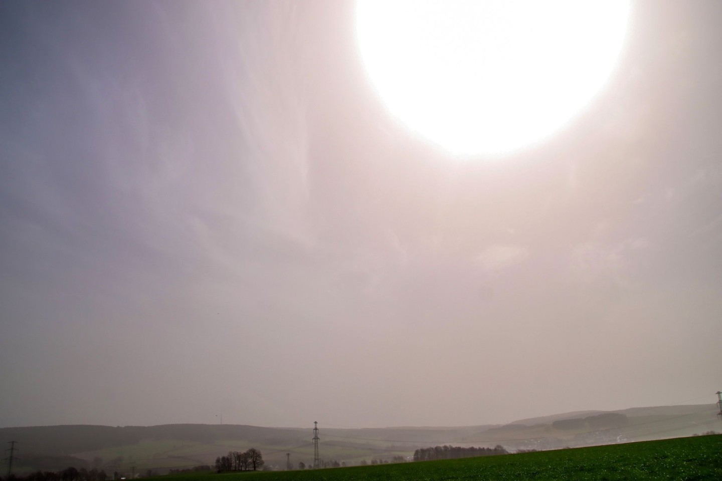 Der Saharastaub lässt die Sonne am heutigen Karsamstag wie hier in Zwönitz im Erzgebirge milchig und getrübt erscheinen.