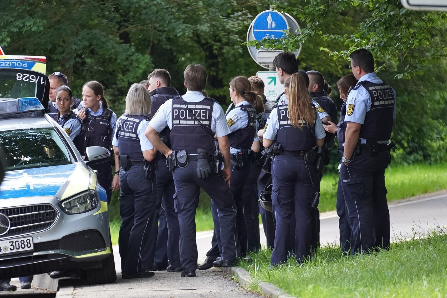 In Albstadt hat die Polizei drei Tote und zwei Schwerverletzte gefunden. 