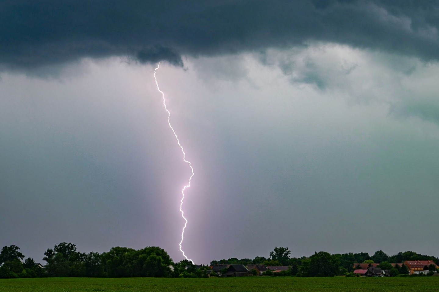 Die Meteorologen erwarten vor allem im Nordosten sowie im bayerischen Alpenvorland Gewitter mit Starkregen, Hagel sowie stürmische Böen.