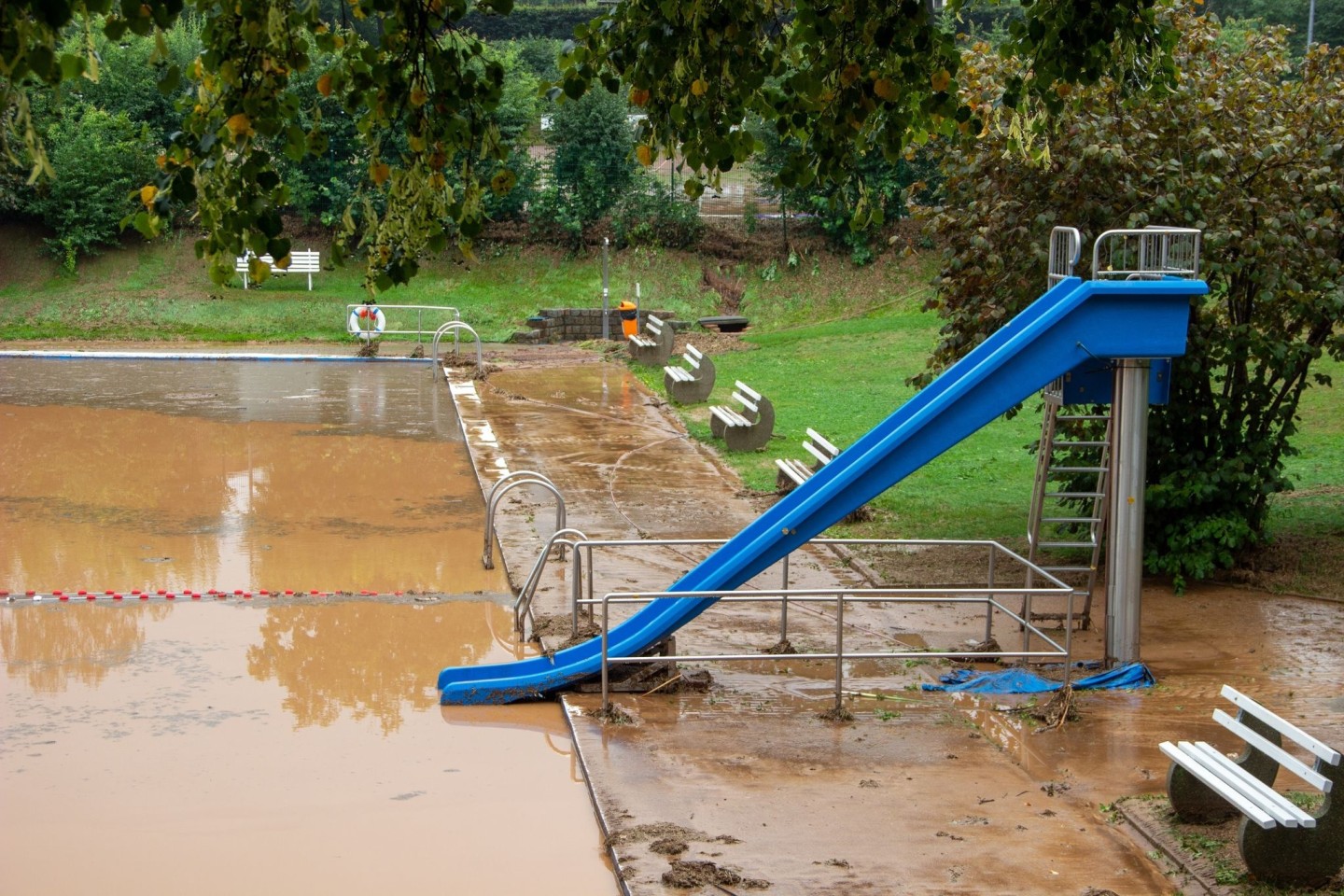 Hier will erst einmal nicht so schnell jamand baden: Eine Schlammlawine hat das Freibad in Gersdorf verwüstet.