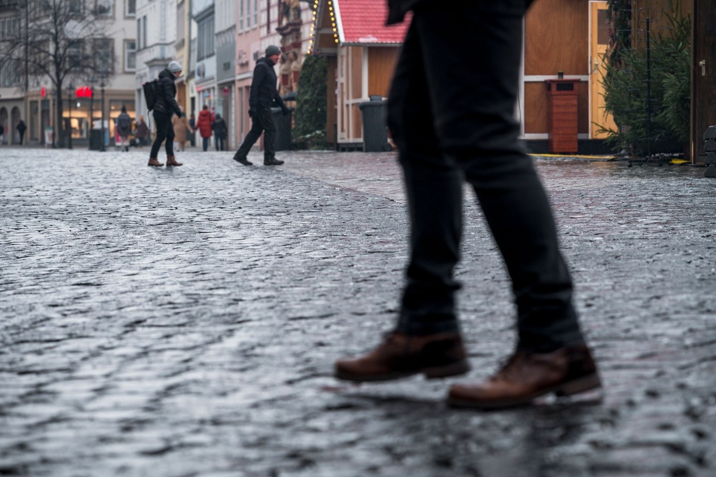 Das vereiste Kopfsteinpflaster auf dem Coburger Marktplatz macht es den Fußgängern schwer.