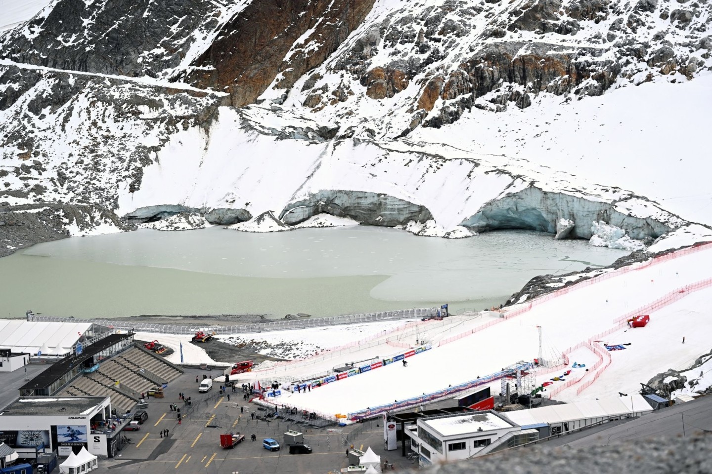 Die Abrisskante des Gletschers und der Zielbereich der Alpinen Ski-Weltcupstrecke am Rettenbachferner.