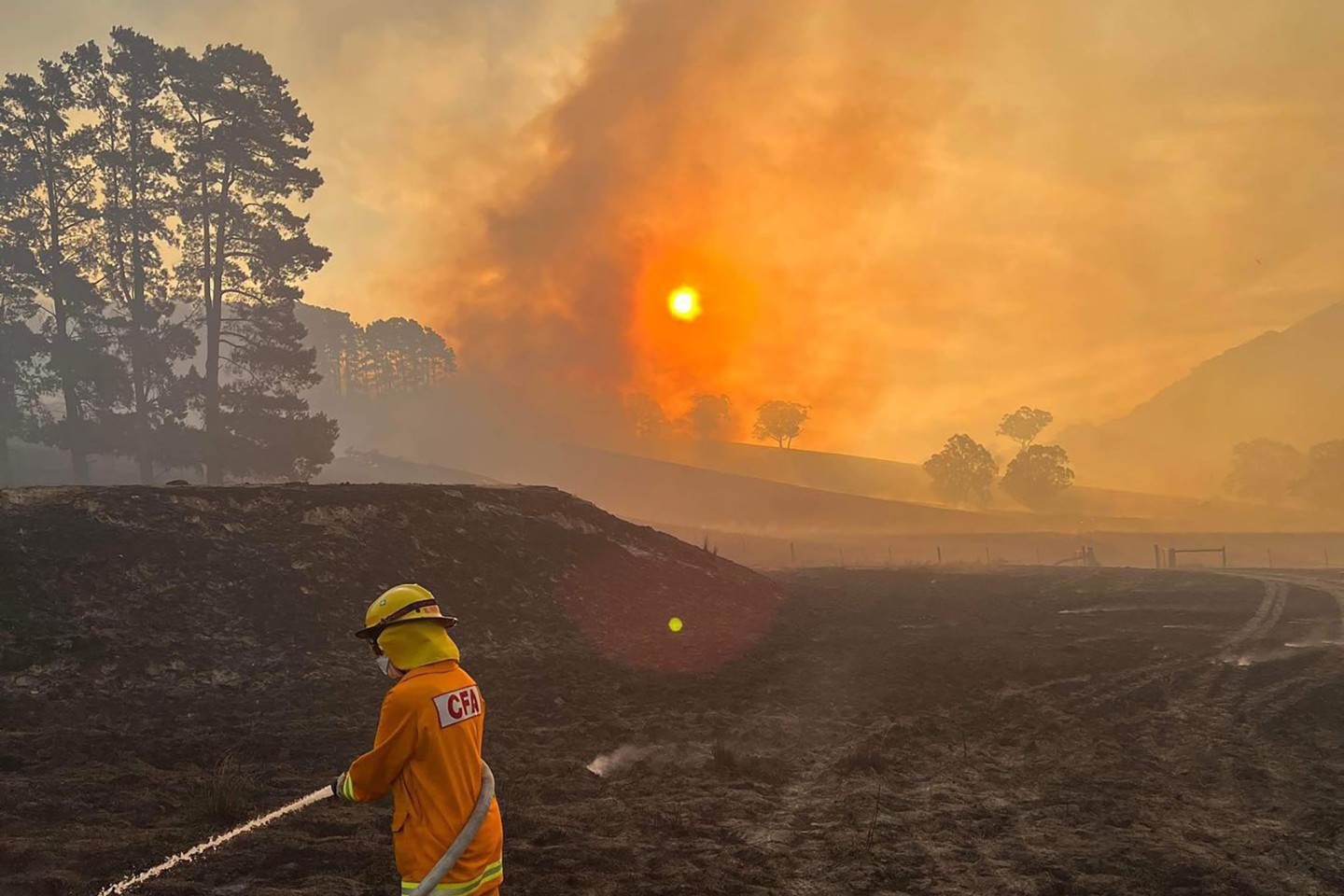 Nahe der australischen Metropole Melbourne ist ein Grasfeuer außer Kontrolle geraten.