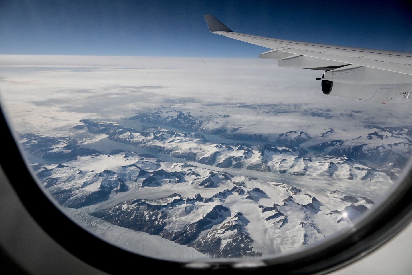 Blick auf eisbedeckte Fjorde und Berglandschaften auf Grönland.