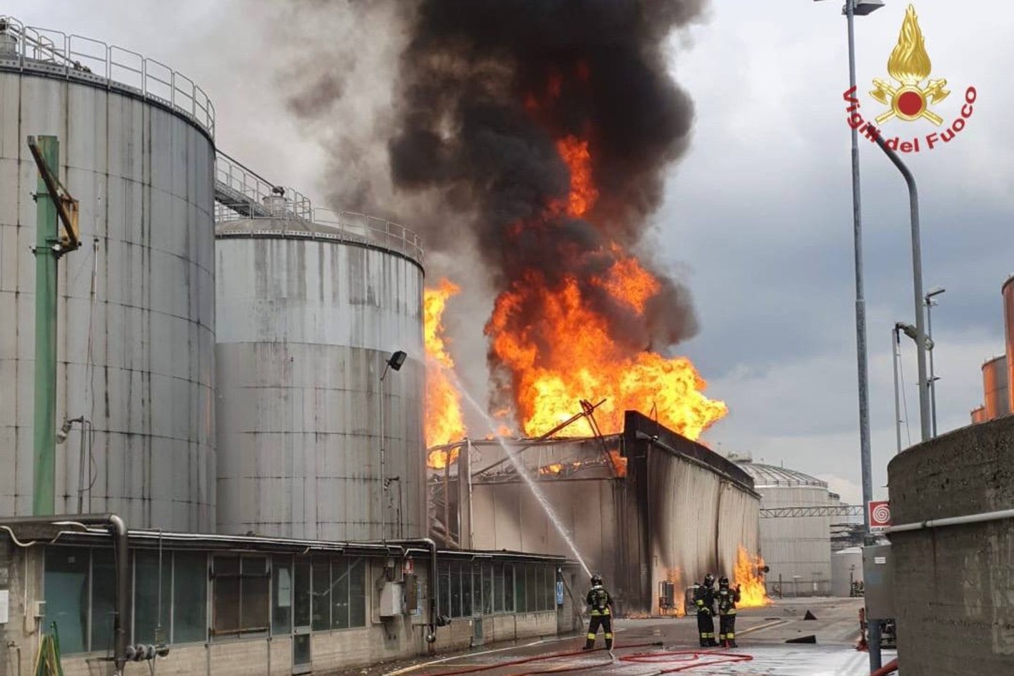 In einer Brennerei in der italienischen Stadt Faenza in der Region Emilia-Romagna ist ein Großbrand ausgebrochen.