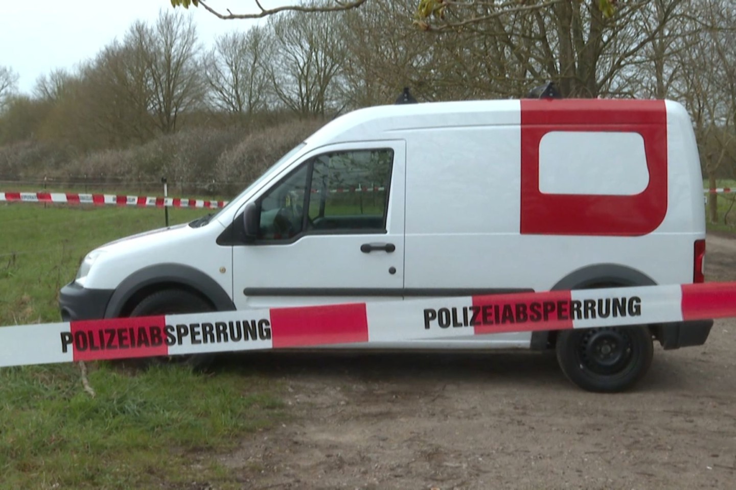 Nach dem Überfall flohen die drei Männer mit einem weißen Kastenwagen.