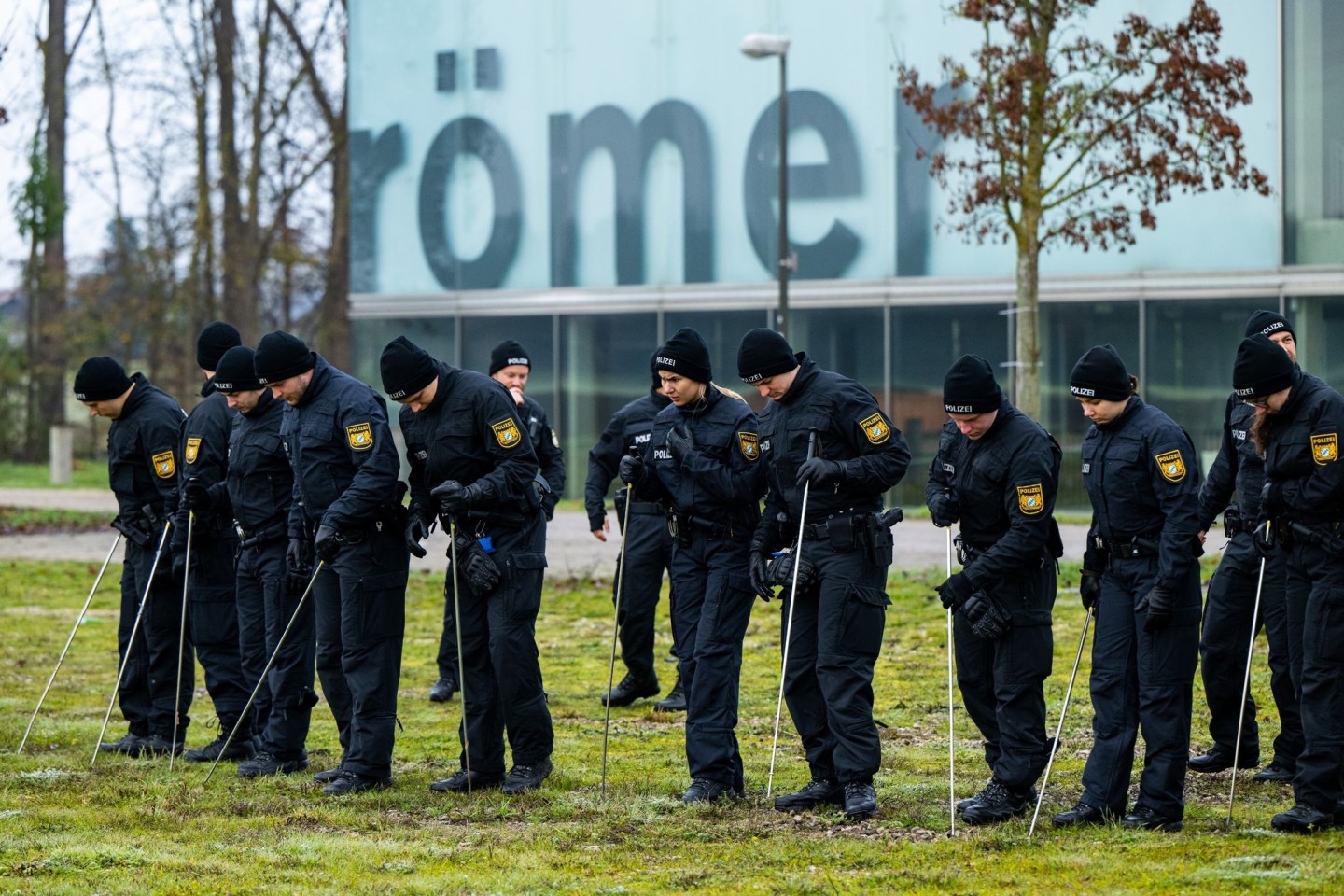 Einsatzkräfte der Bereitschaftspolizei suchen die Umgebung des Museums nach möglichen Spuren ab.