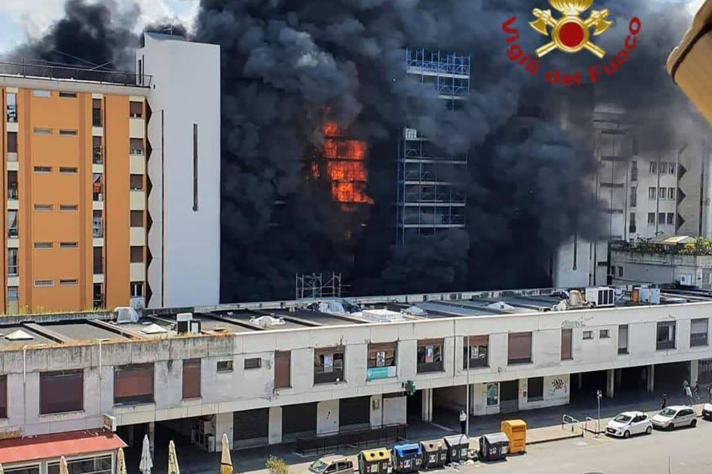 In Rom ist in einem mehrstöckigem Wohngebäude ein großes Feuer ausgebrochen.