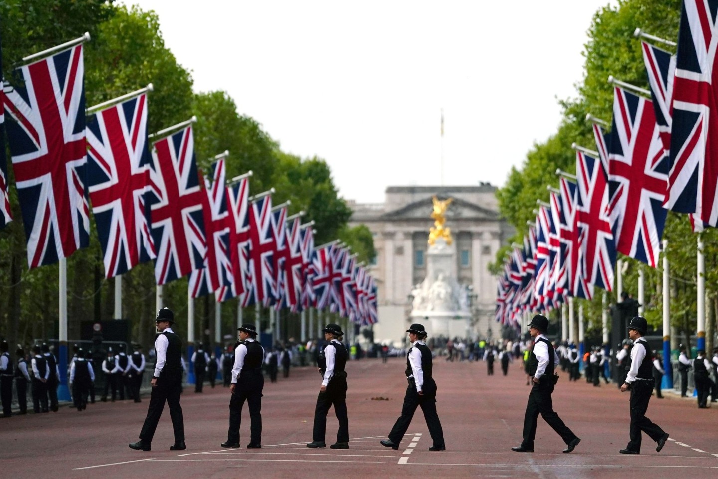 Polizisten versammeln sich entlang der Mall vor der feierlichen Prozession des Sarges von Königin Elizabeth II. vom Buckingham Palace zur Westminster Hall.