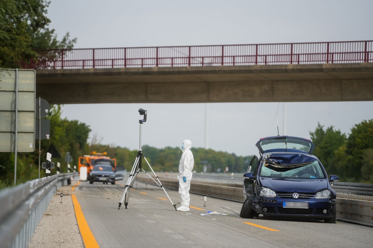 Unbekannte haben zwei Gullydeckel auf die Autobahn A7 geworfen.