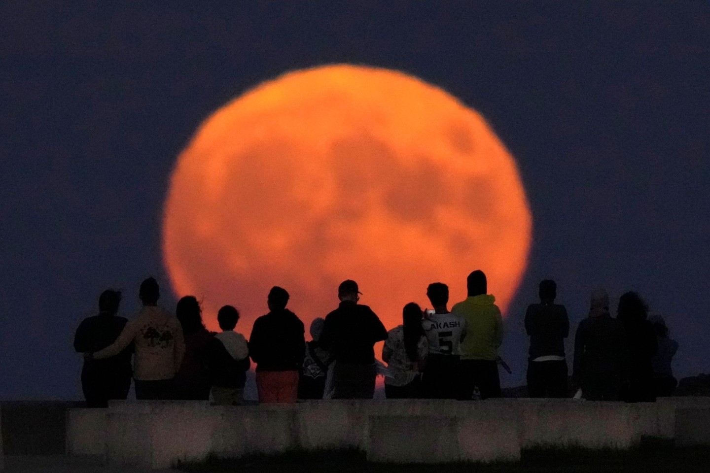 Der Vollmond erhebt sich über dem Lake Michigan.