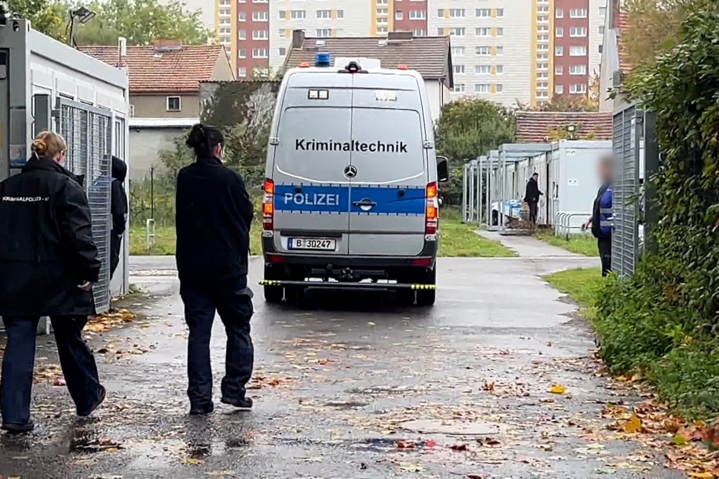 Spurensicherung auf dem Gelände der Flüchtlingsunterkunft in Berlin-Alt-Hohenschönhausen.