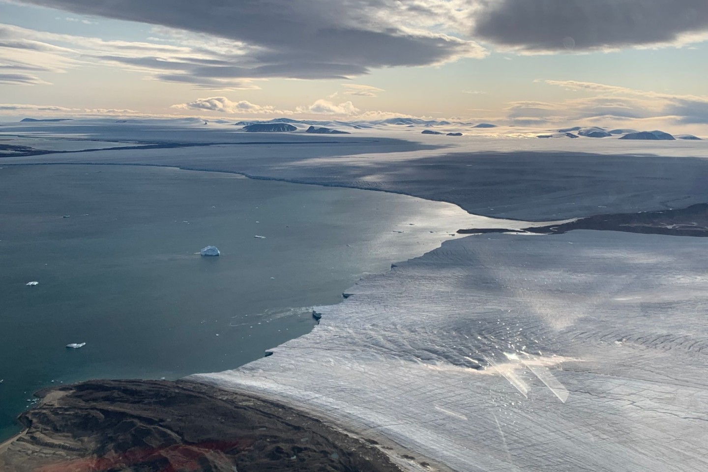 Unbenannte Ausläufer der Devon Eiskappe (Devon Ice Cap) auf Devon Island. Eine Studie zeigt, dass selbst im günstigsten Fall ein großer Teil der Gletscher verschwinden wird.