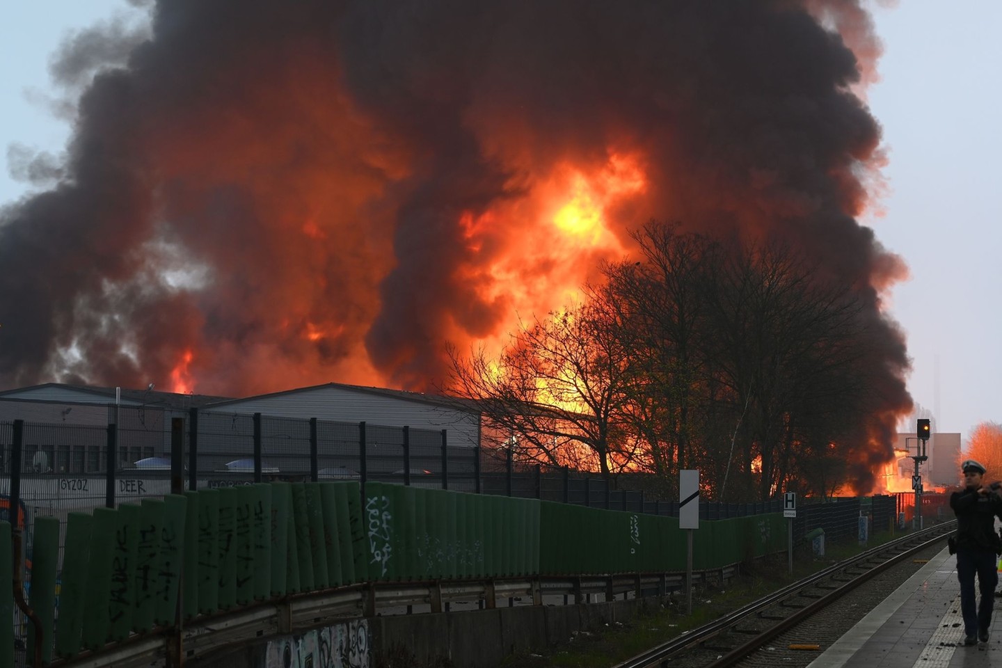 Großbrand bei einem Autohandel in Hamburg: Flammen lodern, Rauch steigt auf.