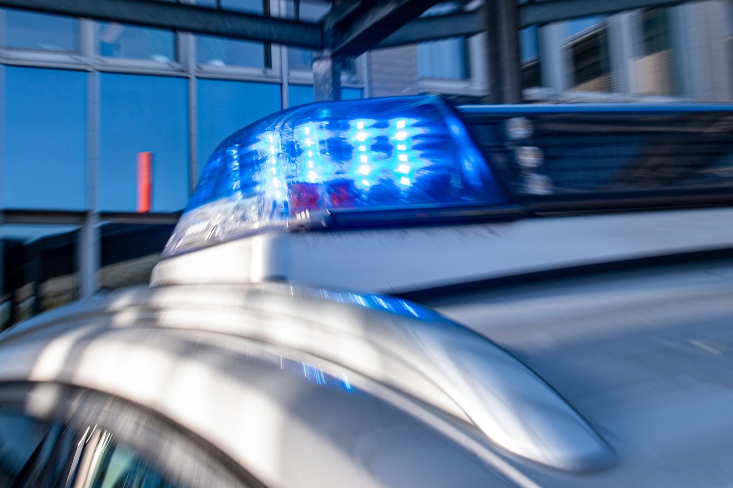 Das Blaulicht an einem Polizeiwagen ist eingeschaltet: Die Polizei konnte den mutmaßlichen Angreifer bereits festnehmen.