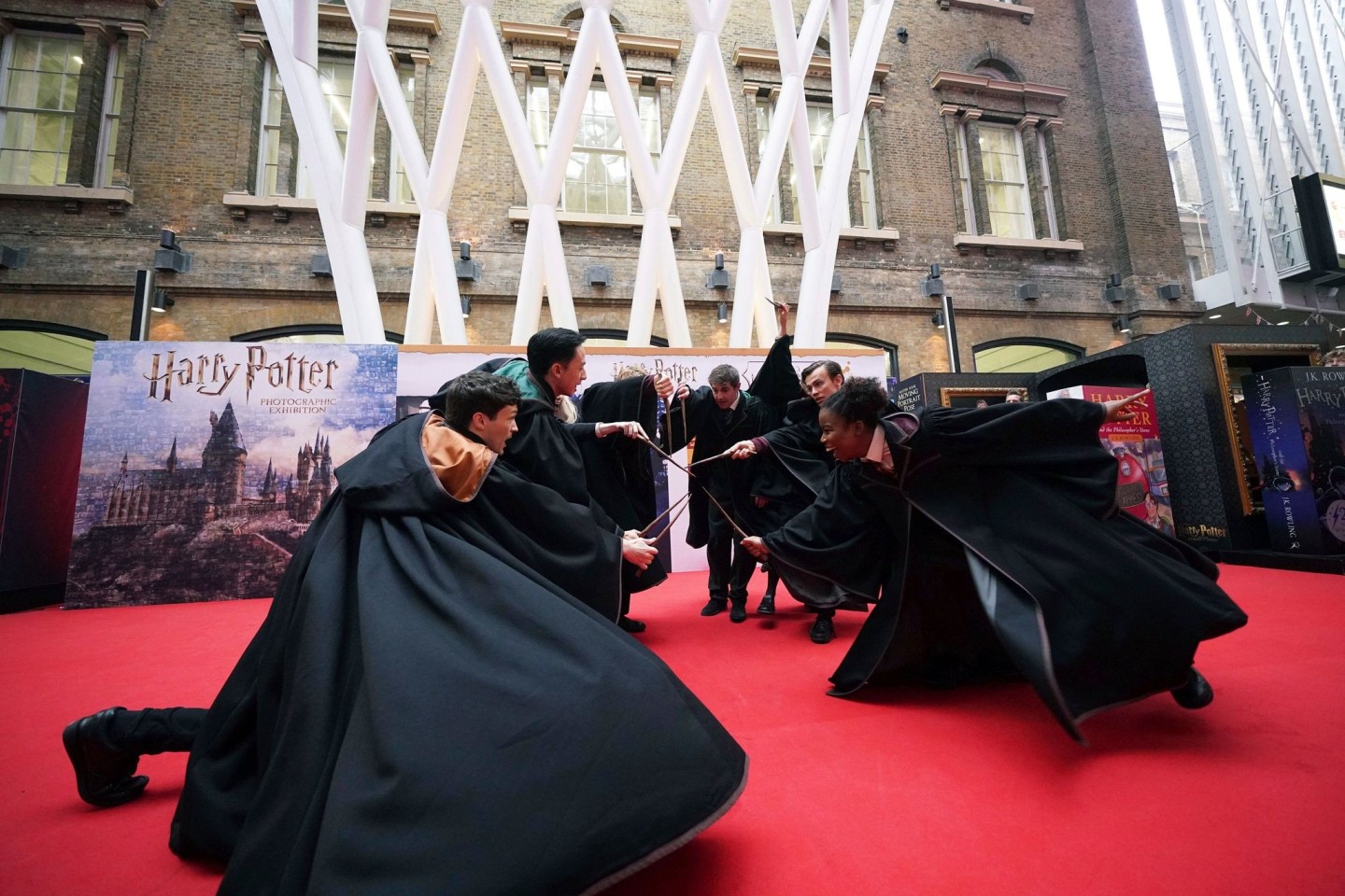 Darsteller der West-End-Besetzung von «Harry Potter und das verwunschene Kind» am Bahnhof King's Cross.