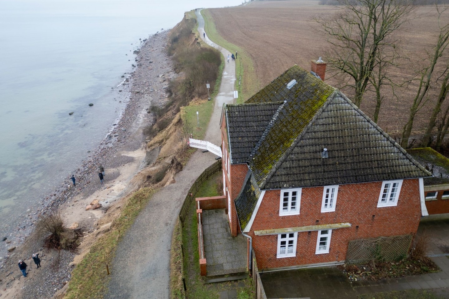 Die Steilküste und das Jugendhaus «Haus Seeblick» der Jugendorganisation «SJD - Die Falken» im Ortsteil Brodten an der Ostsee.