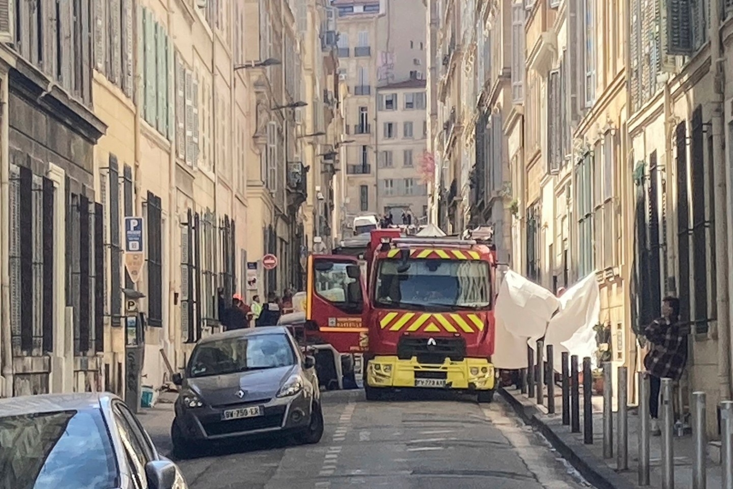 Ein Feuerwehrauto steht in einer Straße in der Nähe der Stelle, an der das Gebäude eingestürzt ist.