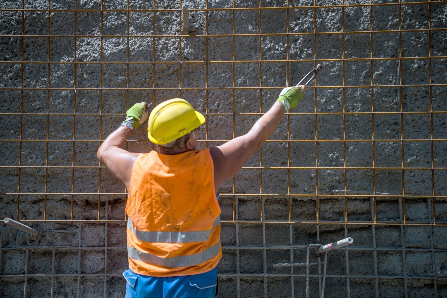 Ein Bauarbeiter in der Sonne: Bei der Arbeit im Freien führt UV-Strahlung laut einer UN-Studie weltweit zu etwa 19.000 Todesfällen durch hellen Hautkrebs pro Jahr.