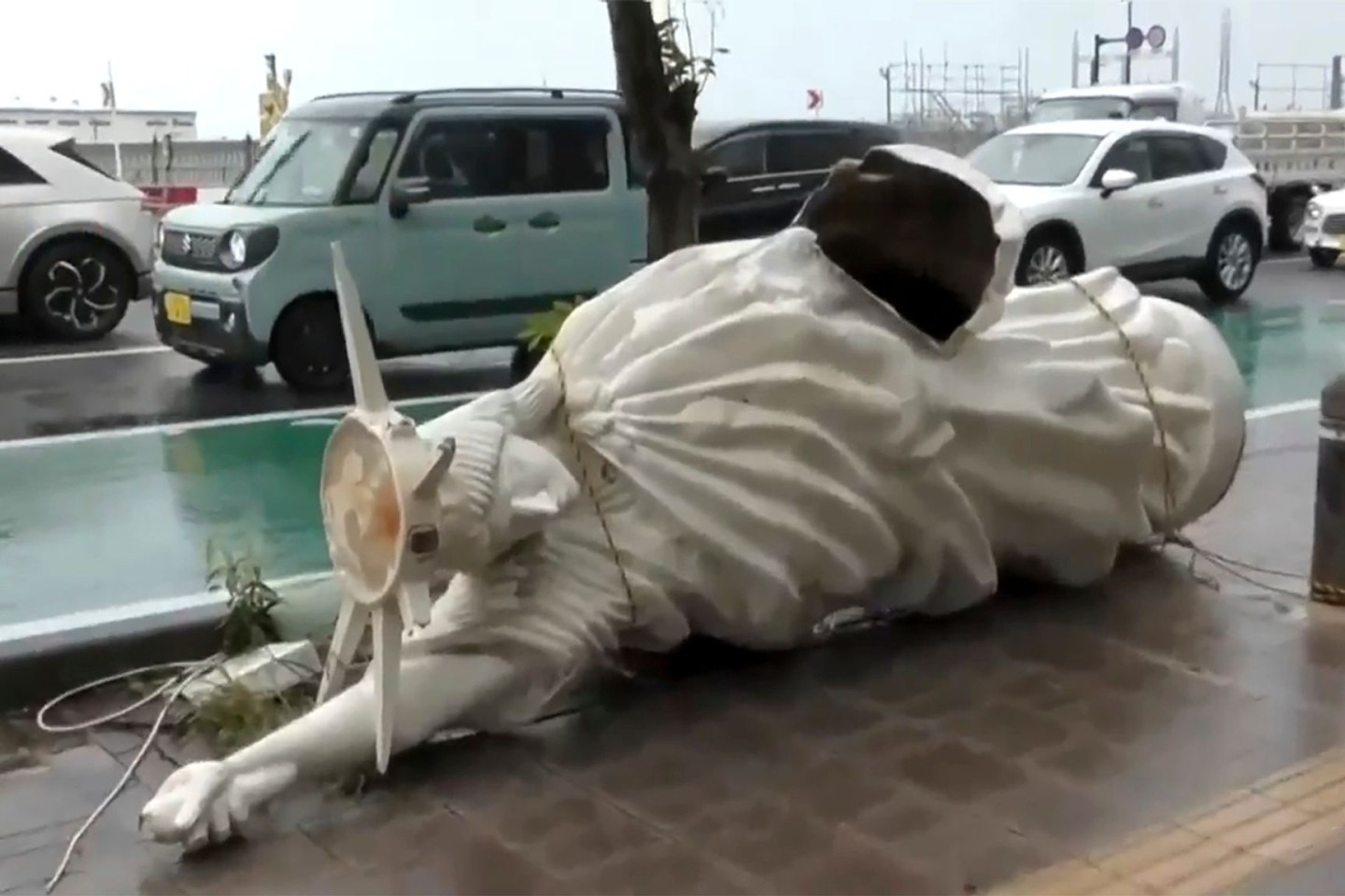 Der Taifun «Khanun» hat die «Freiheitsstatue» in Naha umgeworfen.