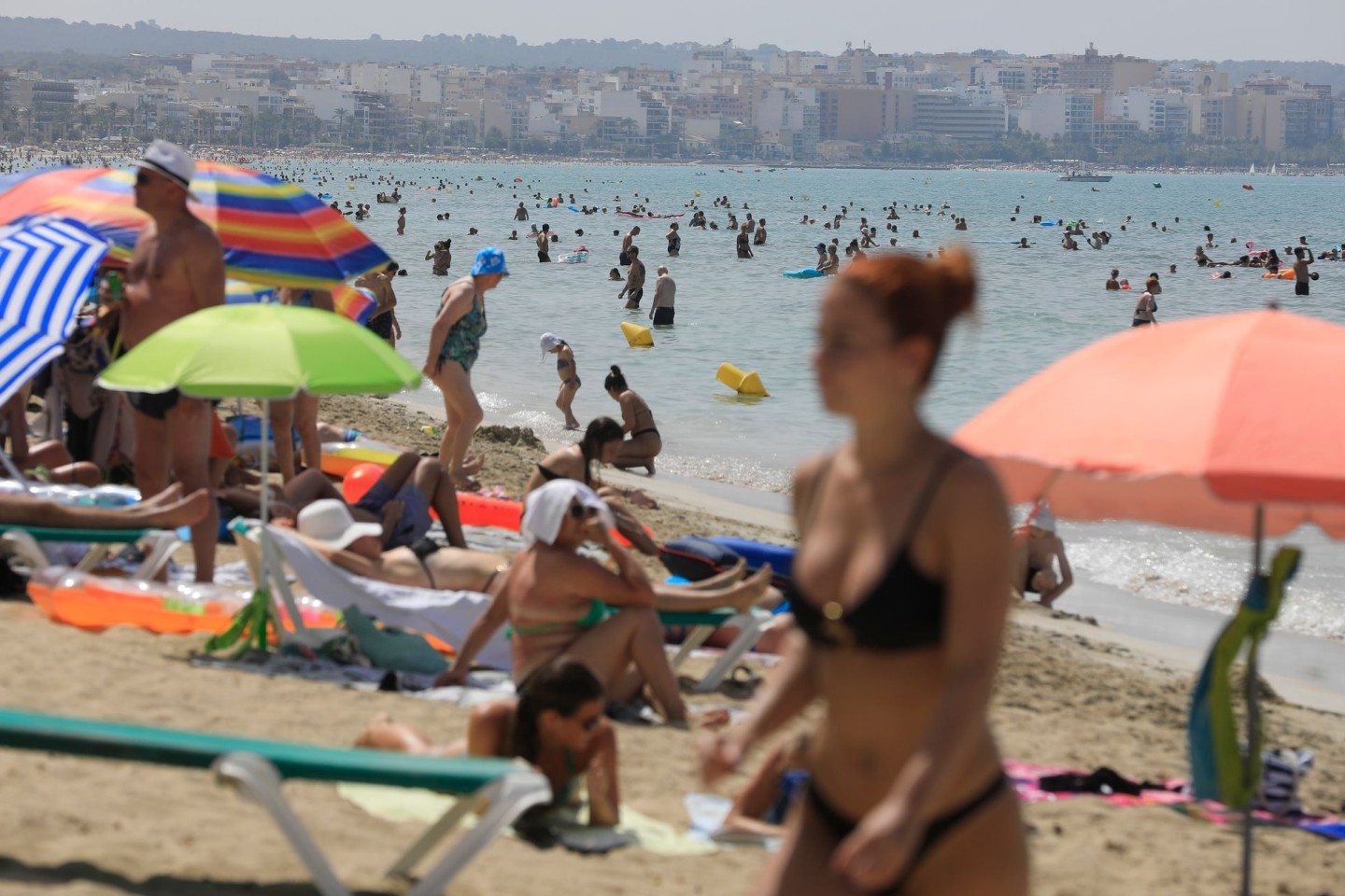 Noch sind Spaniens Strände voll. Die Branche sorgt sich aber langfristig über die möglichen Folgen von häufigeren Hitzewellen durch den Klimawandel.