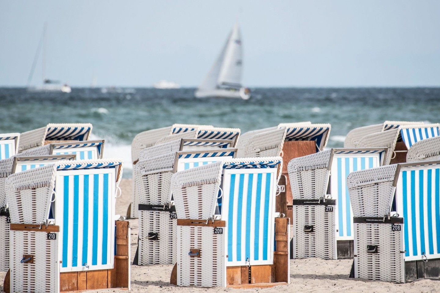 Strandkörbe am Ostseestrand von Warnemünde. Die neue Woche beginnt meist sonnig und trocken.