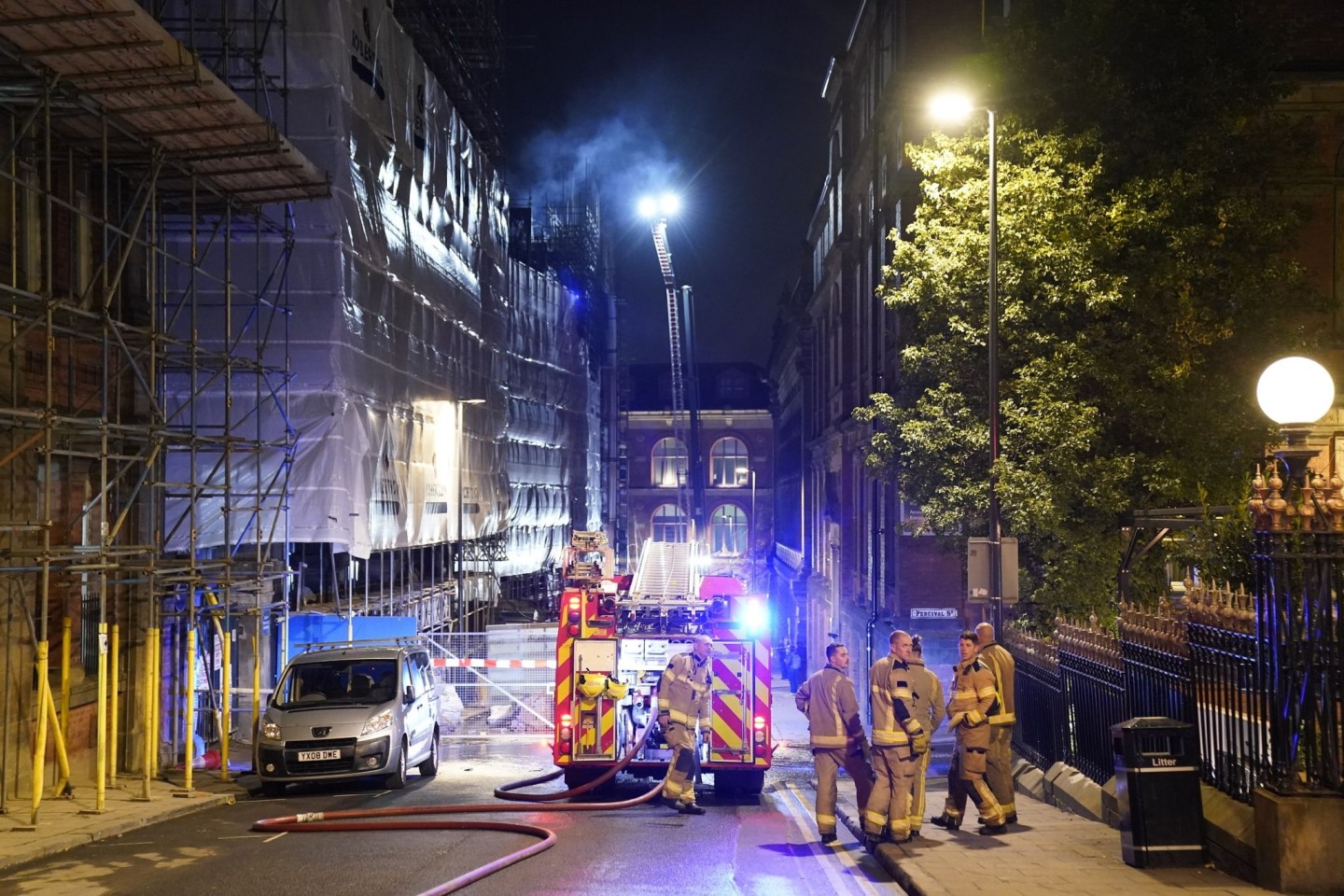 Im britischen Leeds brennt ein baufälliges Hochhaus.