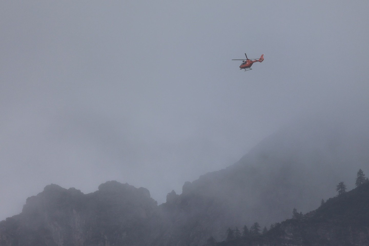 Mit einem Hubschrauber suchen Rettungskräfte der Bergwacht bei Berchtesgaden am Hochkalter nach einem vermissten Wanderer.