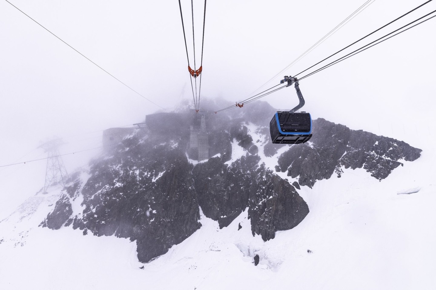 Blick aus einer neuen Gondel in Richtung Bergstation Klein Matterhorn vor der offiziellen Eröffnung der neuen Seilbahn «Matterhorn Glacier Ride II».