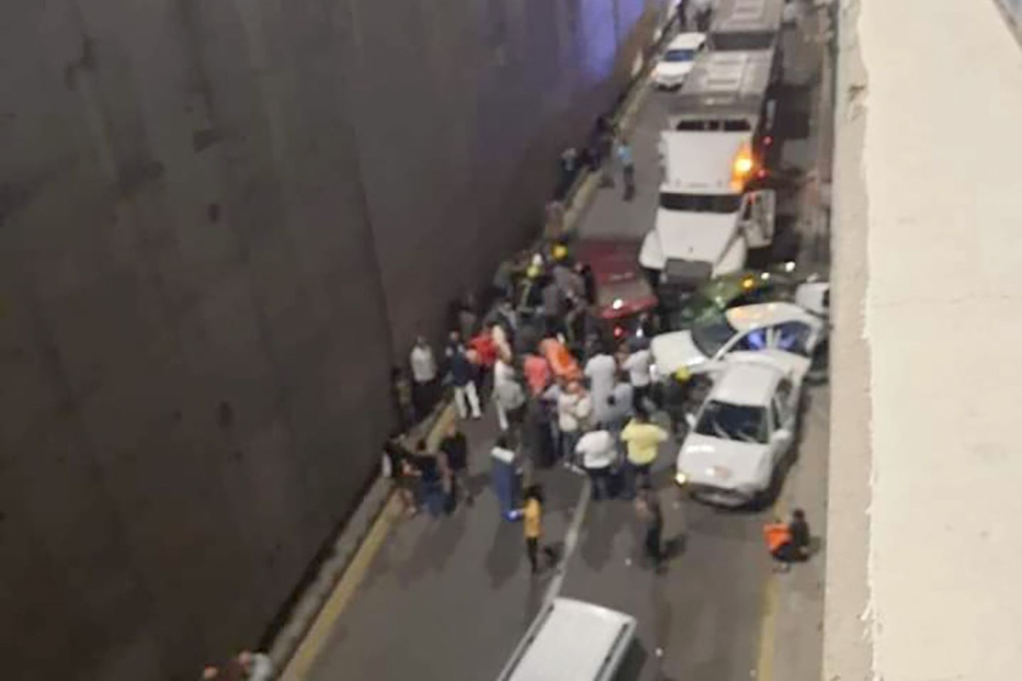 Die Karambolage mit mehreren Fahrzeugen in einem Tunnel in Jordanien.