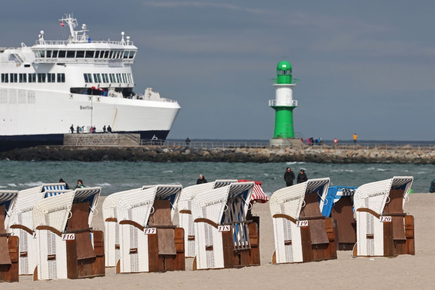 Am Ostseestrand: In der nächsten Woche können die Menschen im Norden auf besonders viel Sonne hoffen.