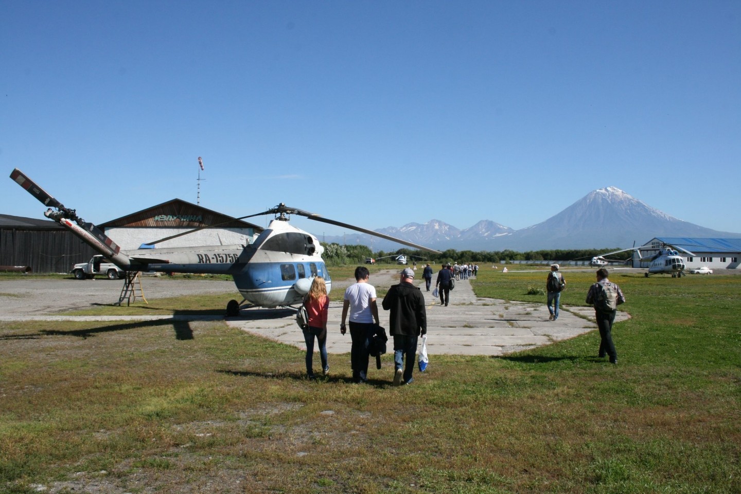 Ausflüge im Hubschrauber auf Kamtschatka sind bei Touristen beliebt. Doch nun sind nach einem Absturz viele Leichen entdeckt worden. (Archivbild)