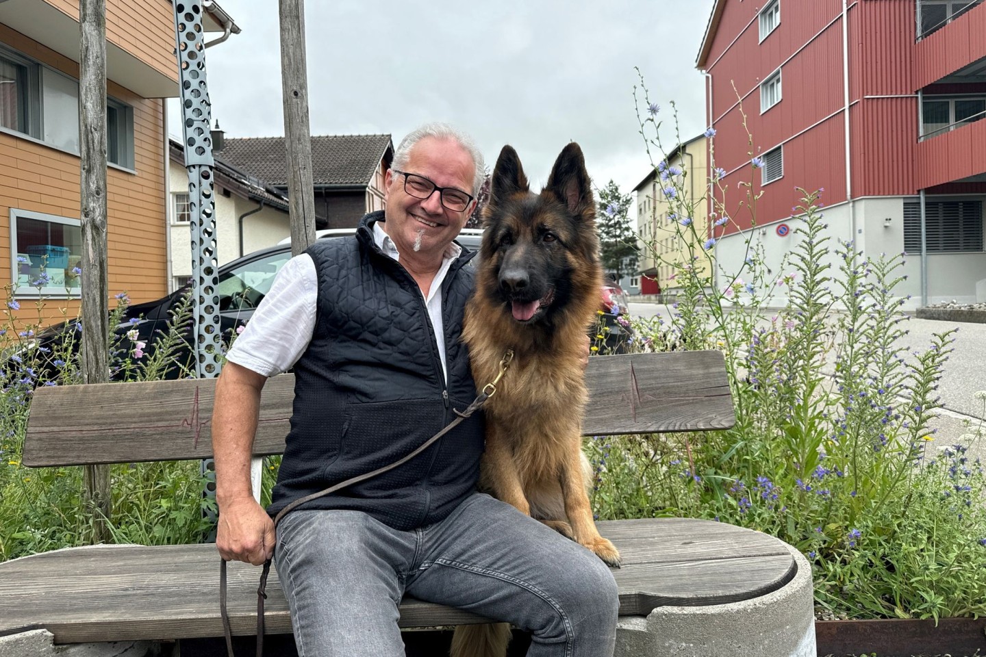 Ein Hundehalter aus Baden-Württemberg freut sich über die Rettung seiner totgeglaubten Hündin Ayla.