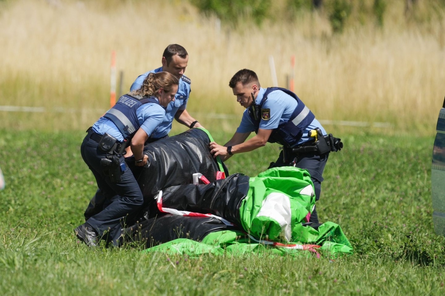 Polizeibeamte transportieren die Hülle der Hüpfburg in Gondershausen ab.