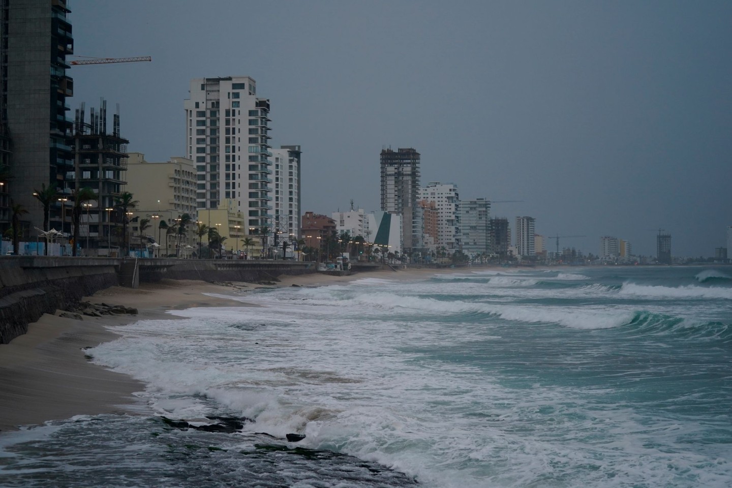 Dunkle Wolken hängen vor der Ankunft von «Orlene» über Mazatlan an der mexikanischen Pazifikküste.