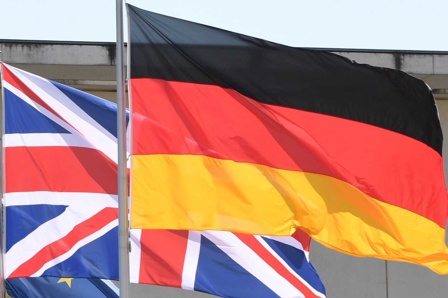 Die britische und die deutsche Flagge wehen vor dem Bundeskanzleramt.