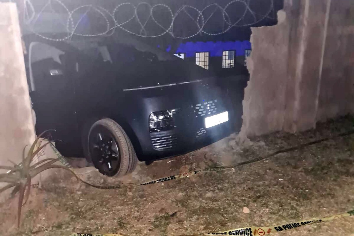 Das Auto der deutschen Touristen prallte nach den Schüssen auf den Fahrer gegen eine Mauer.