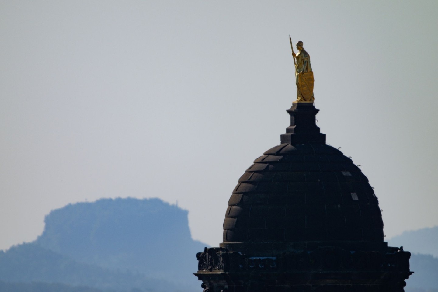 Die Saxonia auf dem Ständehaus in Dresden vor dem Lilienstein in der Sächsischen Schweiz.