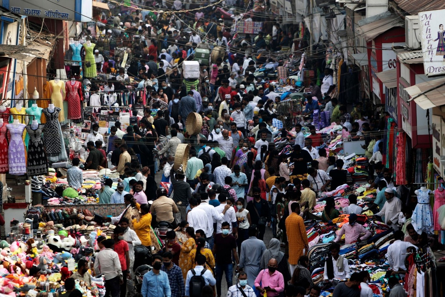 Zahlreiche Menschen sind auf einem Markt in Mumbai unterwegs.